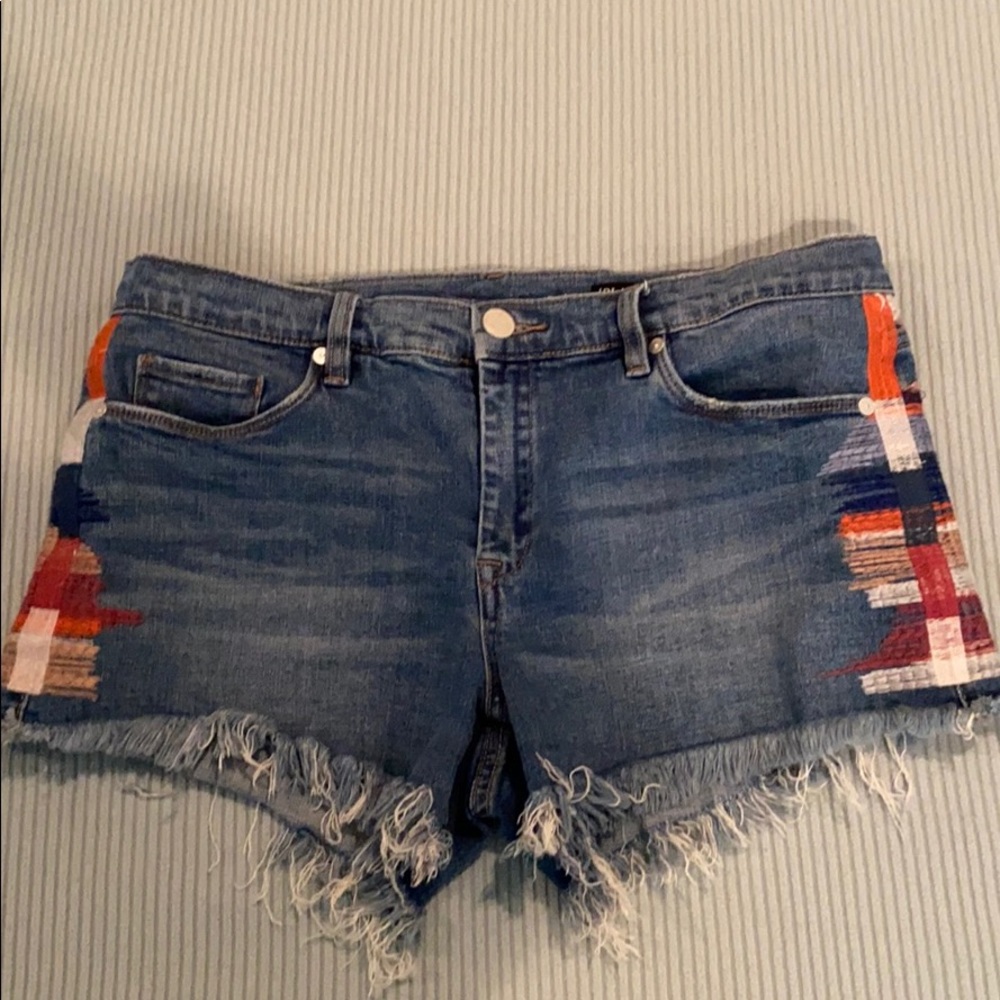 Blank nyc Jean shorts w/ thread detailing. Size 29